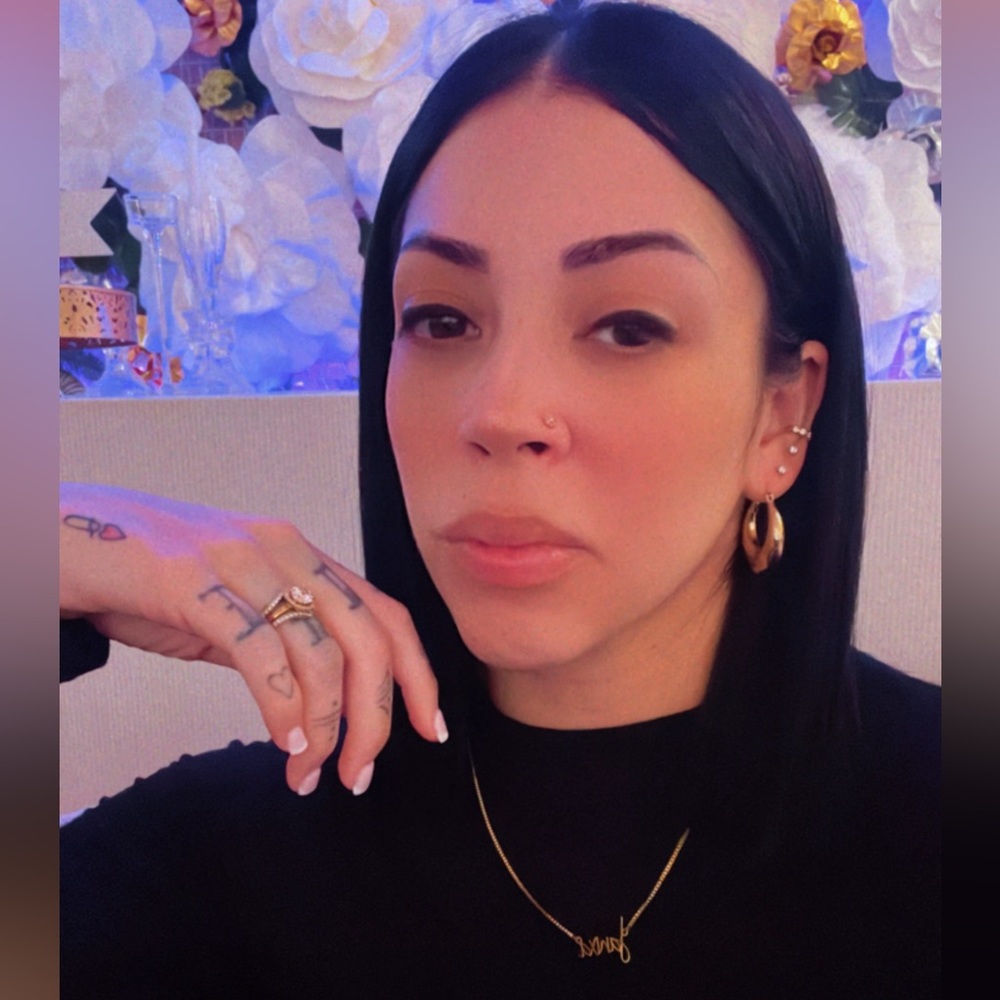 Meet your Posher, Janixa